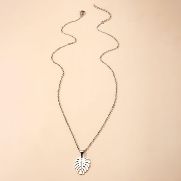 **MERIAH* Silver Tropical Leaf Fashion Foliage Necklace - Picture 2 of 3